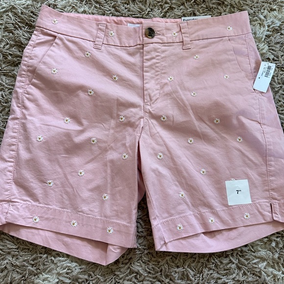 Old Navy Pants - Old Navy mid-rise everyday shorts